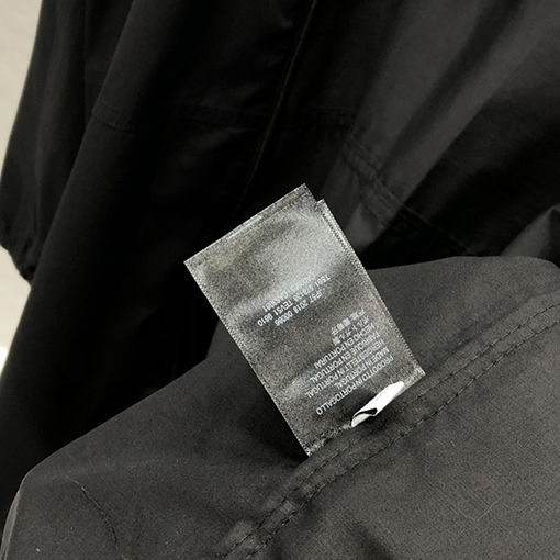 バレンシアガ  ジャケットスーパーコピー背中 BALENCIAGA  ポーティでスタイリッシュなデザインのスタンドカラーウィンドブレーカー
