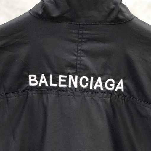 バレンシアガ  ジャケットスーパーコピー背中 BALENCIAGA  ポーティでスタイリッシュなデザインのスタンドカラーウィンドブレーカー