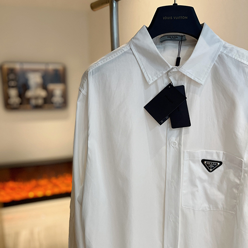 プラダ シャツ PRADAスーパーコピー クラシックな三角形ポケット入り長袖シャツ