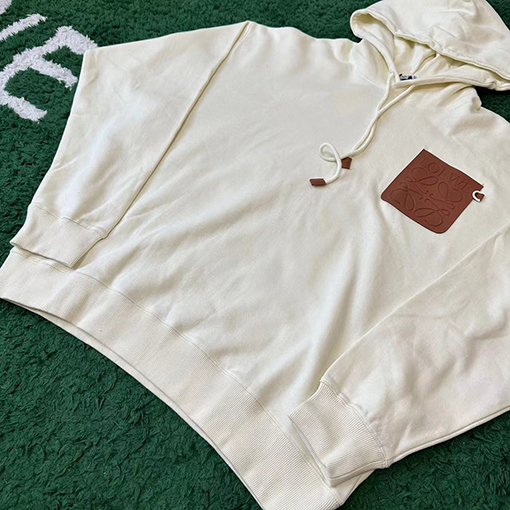 ロエベ パーカースーパーコピー LOEWE 前胸の皮製ポケットにロゴ刺繍されたルーズフィットパーカー