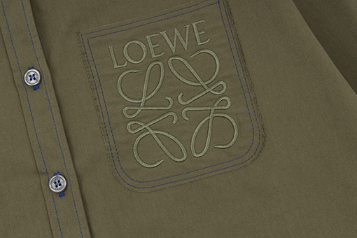 ロエベ  ポケット刺繍シャツ  LOEWEロゴ刻印とボタンにカスタムデザイン