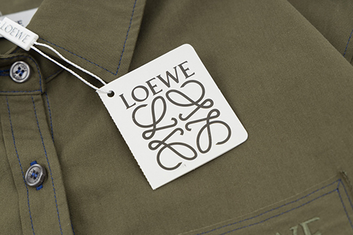 ロエベ  ポケット刺繍シャツ  LOEWEロゴ刻印とボタンにカスタムデザイン