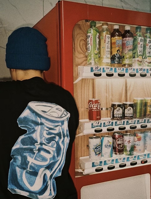 ステューシー半袖Tシャツ スーパーコピー STUSSY 炭酸飲料缶のアルファベットロゴプリントTシャツ STUSSY 23FW SODA CAN TEE