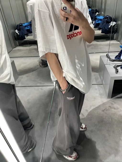 バレンシアガ  スウェットパンツ BALENCIAGA クラシックコーラロゴのウォッシュドスポーツパンツ - グレー、ルーズなストレートフィット