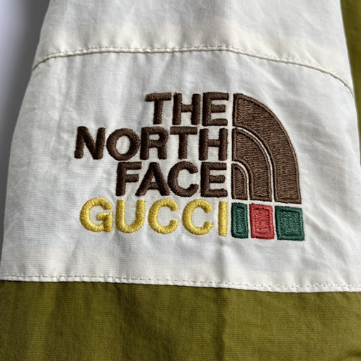 シュプリームコピー x ノースフェイスコラボ ジャケット 防水コーティングと精緻な刺繍の組み合わせ、完璧なディテール