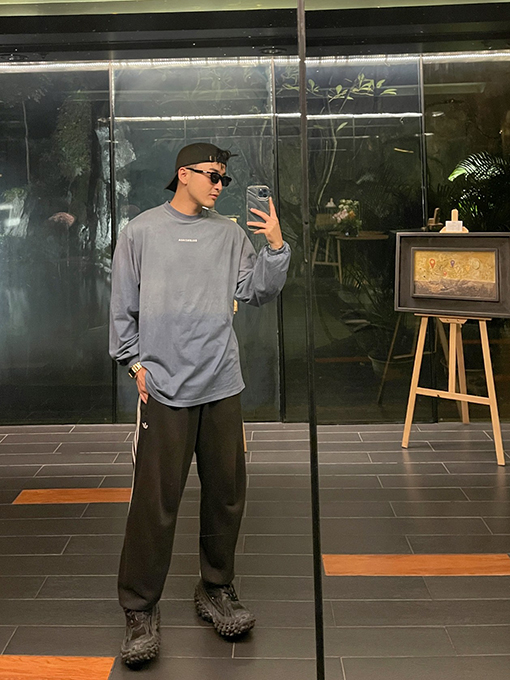 バレンシアガ長袖 Tシャツスーパーコピー BALENCIAGA   グラデーション柄のウォッシュ加工 刺繍ディテール ロングスリーブ オーバーサイズ
