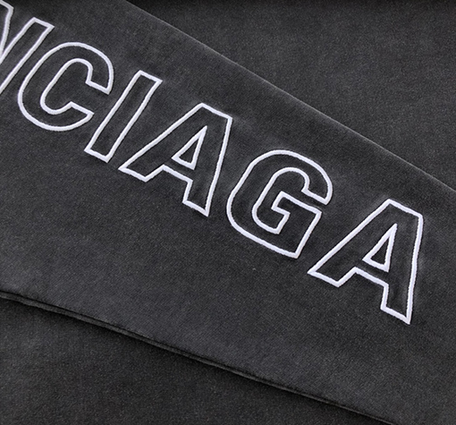 バレンシアガ  パーカー    BALENCIAG 袖に文字刺繍の入った380gの重厚なスウェットシャツ
