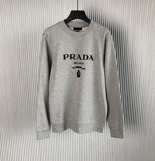 プラダ スウェットシャツスーパーコピー  PRADA 三角形のロゴ入りラウンドネック長袖スウェットシャツ