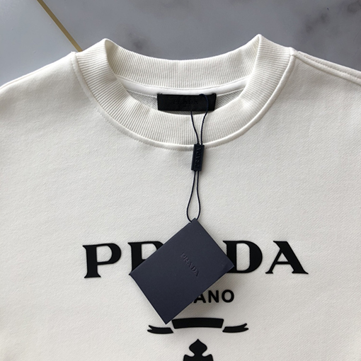 プラダ スウェットシャツスーパーコピー  PRADA 三角形のロゴ入りラウンドネック長袖スウェットシャツ