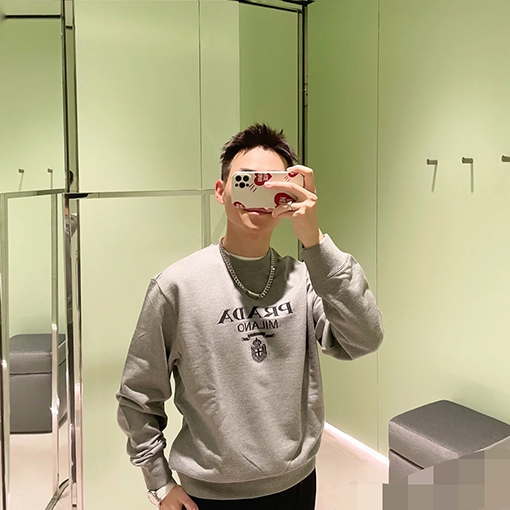 プラダ スウェットシャツスーパーコピー  PRADA 三角形のロゴ入りラウンドネック長袖スウェットシャツ