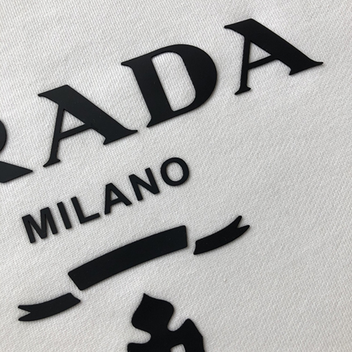 プラダ スウェットシャツスーパーコピー  PRADA 三角形のロゴ入りラウンドネック長袖スウェットシャツ