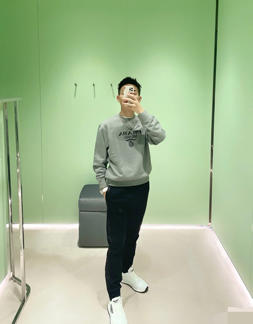 プラダ スウェットシャツスーパーコピー  PRADA 三角形のロゴ入りラウンドネック長袖スウェットシャツ
