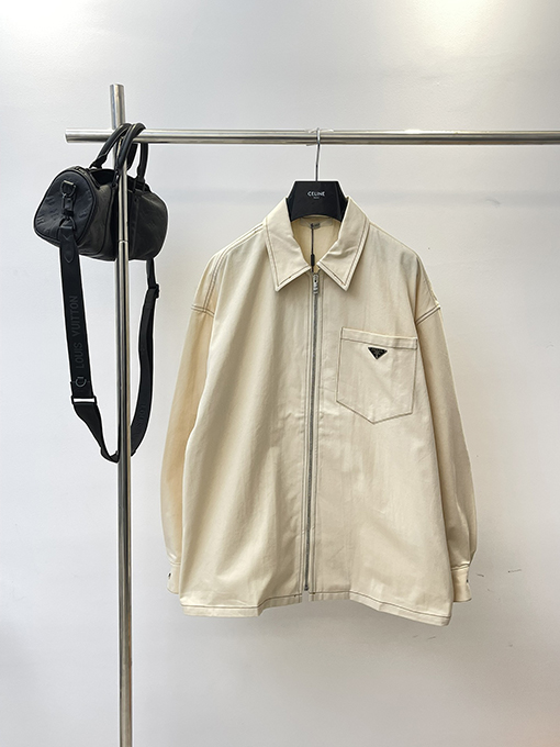 プラダ ジャケット スーパーコピーPRADA 三角マーク付き、ポケット付き、襟付きワークジャケット