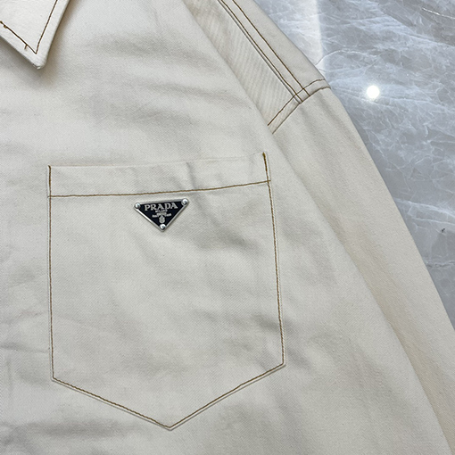 プラダ ジャケット スーパーコピーPRADA 三角マーク付き、ポケット付き、襟付きワークジャケット
