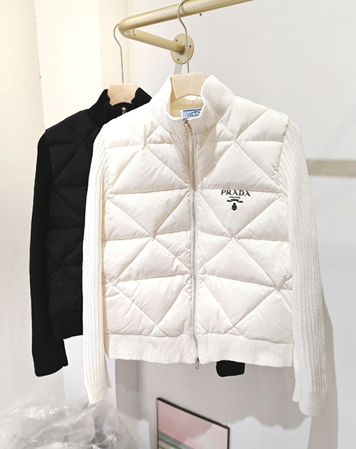 レディース プラダ ジャケット アウター PRADAスーパーコピー ショート丈スタンドカラー羽毛入りニットパッチワークコート
