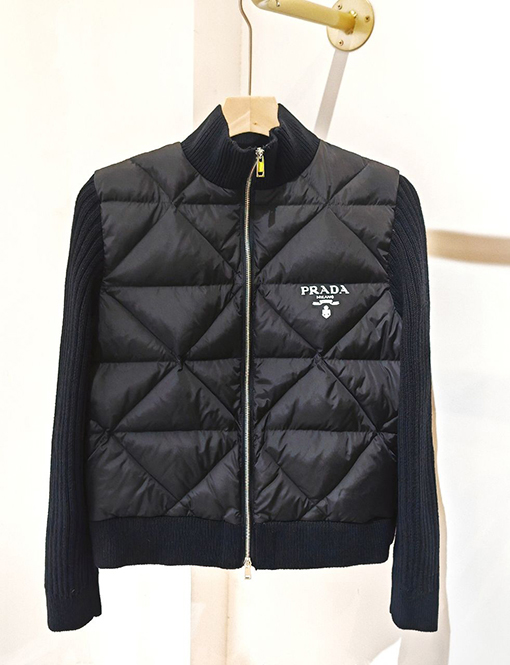 レディース プラダ ジャケット アウター PRADAスーパーコピー ショート丈スタンドカラー羽毛入りニットパッチワークコート