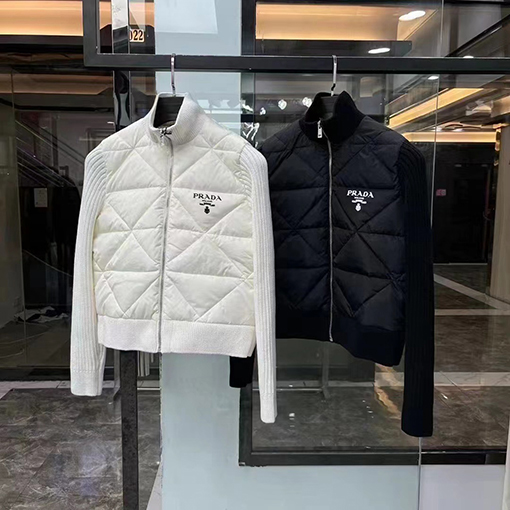 レディース プラダ ジャケット アウター PRADAスーパーコピー ショート丈スタンドカラー羽毛入りニットパッチワークコート