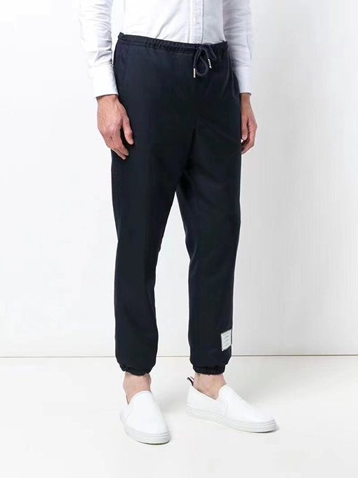 トムブラウン チノパンツ THOM BROWNE スーパーコピー 秋冬新作のプリーツ入りチノパンツ
