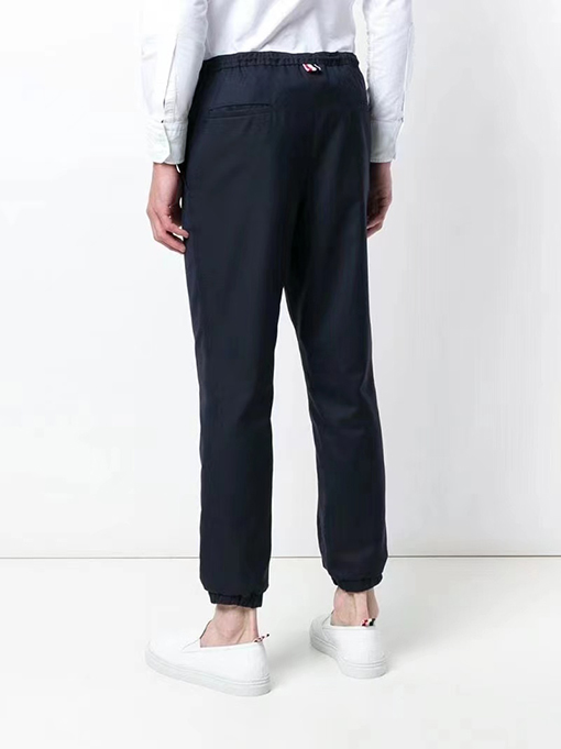 トムブラウン チノパンツ THOM BROWNE スーパーコピー 秋冬新作のプリーツ入りチノパンツ