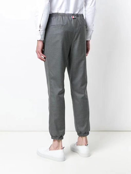 トムブラウン チノパンツ THOM BROWNE スーパーコピー 秋冬新作のプリーツ入りチノパンツ