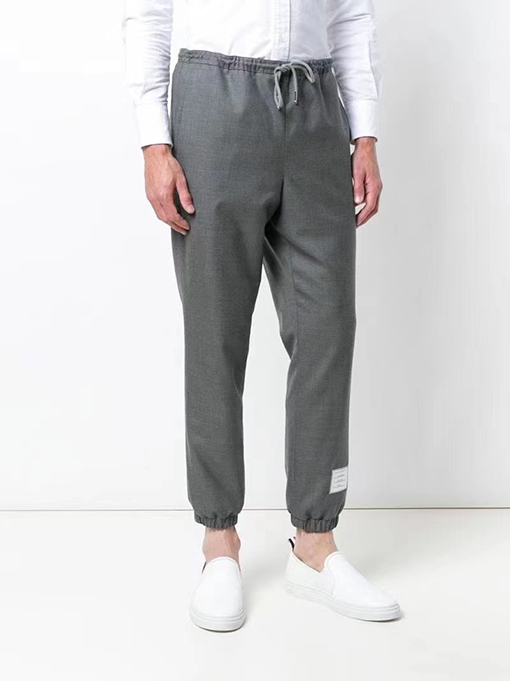 トムブラウン チノパンツ THOM BROWNE スーパーコピー 秋冬新作のプリーツ入りチノパンツ