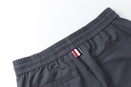 トムブラウン チノパンツ THOM BROWNE スーパーコピー 秋冬新作のプリーツ入りチノパンツ