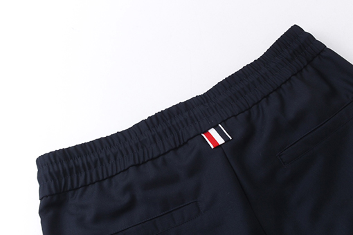 トムブラウン チノパンツ THOM BROWNE スーパーコピー 秋冬新作のプリーツ入りチノパンツ
