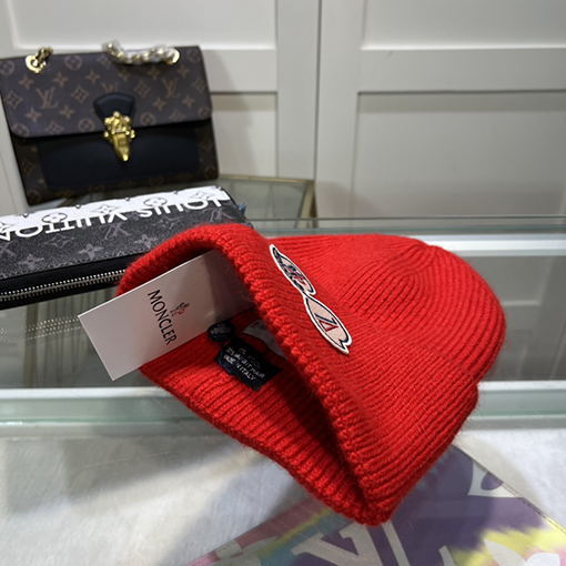 モンクレールニット帽子スーパーコピー  MONCLER ウール70％、ウサギ毛30％のニット帽子  厚手で暖かく、ファッションリーダ