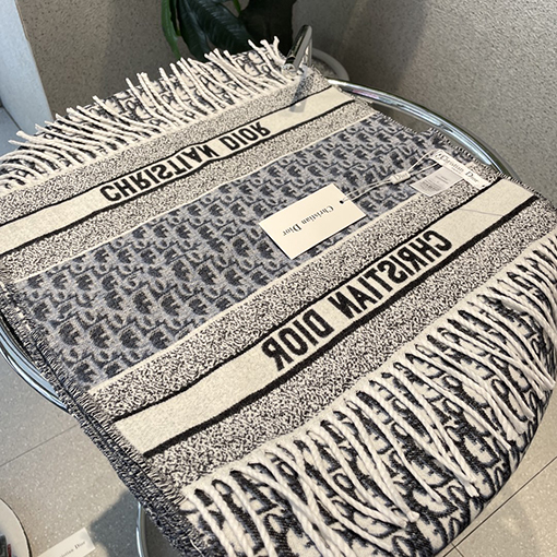 ディオール マフラースーパーコピー DIOR セレブ愛用のクラシックマフラー