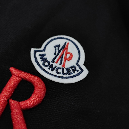 モンクレール スウェットTシャツ  MONCLER刺繍入り 伝統とモダン