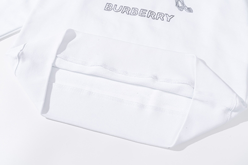 バーバリー スウェットTシャツ  高密度刺繍馬ロゴがデザインされたラウンドネックスウェット