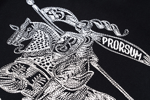 バーバリー スウェットTシャツ  高密度刺繍馬ロゴがデザインされたラウンドネックスウェット