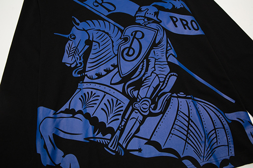 バーバリー長袖 Tシャツ コピー 立体的な戦馬デザインのルーズフィット長袖Tシャツ - くつろぎのスタイリッシュ感