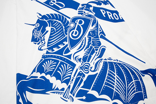 バーバリー長袖 Tシャツ コピー 立体的な戦馬デザインのルーズフィット長袖Tシャツ - くつろぎのスタイリッシュ感