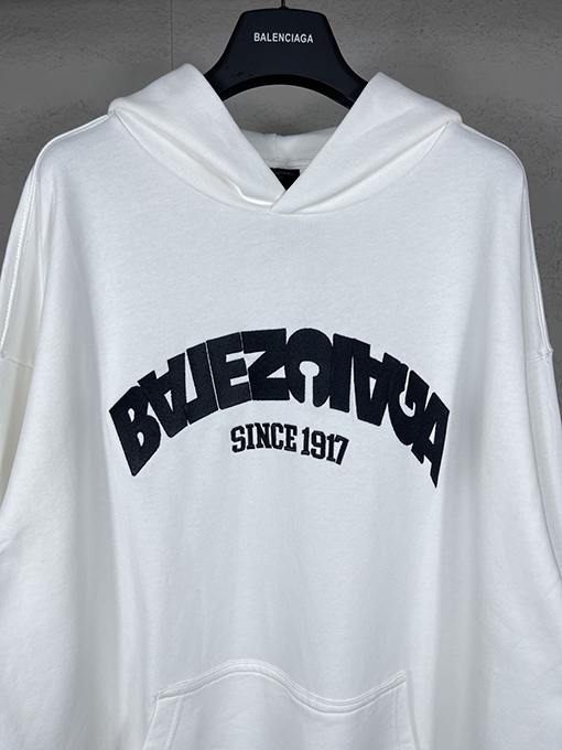 バレンシアガ パーカー スーパーコピー 逆転文字の大きなロゴアイコン刺繍パーカー