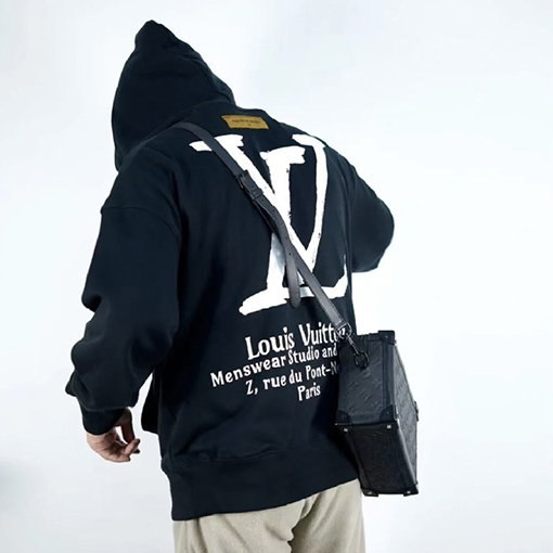 ルイヴィトンパーカー Louis Vuitton スーパーコピー 大文字のロゴが入ったフードトレーナー