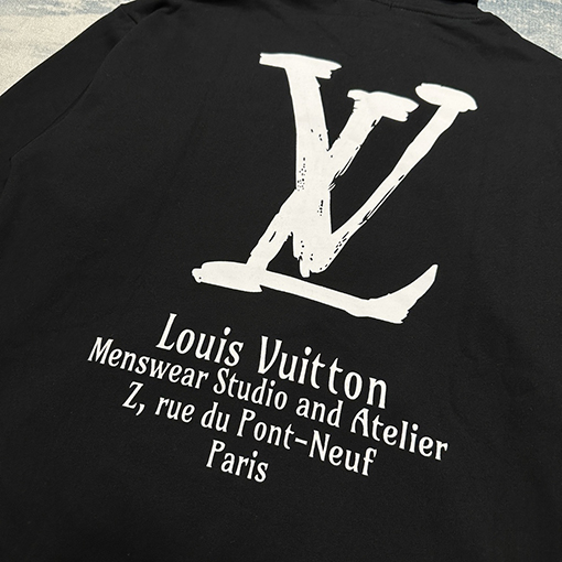 ルイヴィトンパーカー Louis Vuitton スーパーコピー 大文字のロゴが入ったフードトレーナー