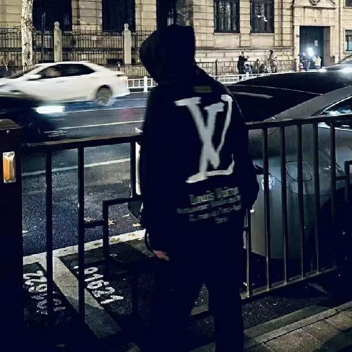 ルイヴィトンパーカー Louis Vuitton スーパーコピー 大文字のロゴが入ったフードトレーナー