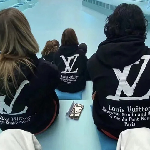 ルイヴィトンパーカー Louis Vuitton スーパーコピー 大文字のロゴが入ったフードトレーナー