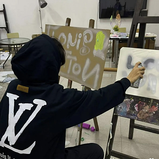 ルイヴィトンパーカー Louis Vuitton スーパーコピー 大文字のロゴが入ったフードトレーナー