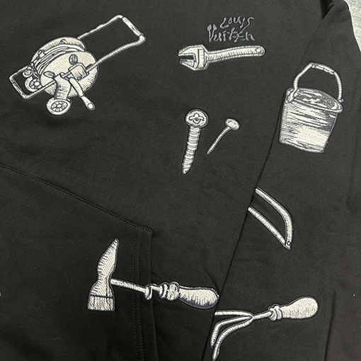 ルイヴィトンパーカーコピー  ツールパターンの刺繍入りフードつきスウェット