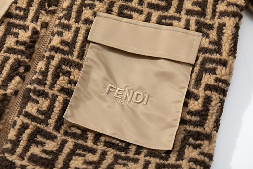 フェンディアウター スーパーコピー FENDI ロゴのジップアップジャケット