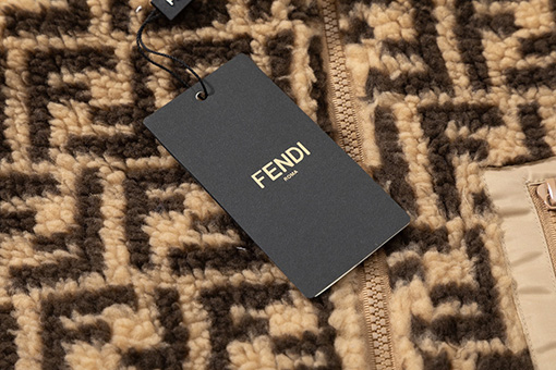 フェンディアウター スーパーコピー FENDI ロゴのジップアップジャケット