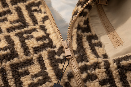 フェンディアウター スーパーコピー FENDI ロゴのジップアップジャケット