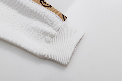 グッチ スウェットTシャツ  GUCCIスーパーコピー 袖のロゴデザインが特徴の長袖ラウンドネックスウェット