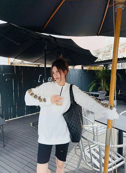 グッチ スウェットTシャツ  GUCCIスーパーコピー 袖のロゴデザインが特徴の長袖ラウンドネックスウェット