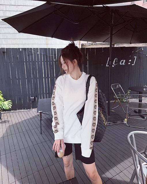 グッチ スウェットTシャツ  GUCCIスーパーコピー 袖のロゴデザインが特徴の長袖ラウンドネックスウェット