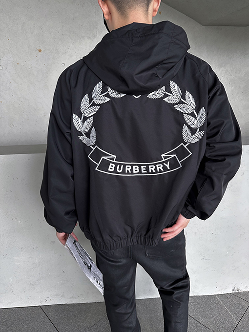 バーバリー ジャケット アウター スーパーコピー BURBERRY クラシックなロゴ入りフードつきジャケット