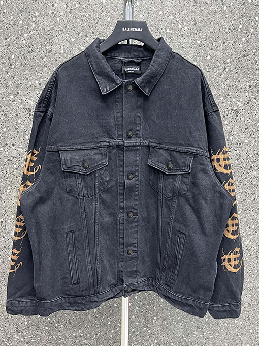 バレンシアガ   デニム ジャケット 梵文字のロゴで牛仔服が輝く