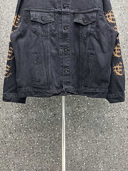 バレンシアガ   デニム ジャケット 梵文字のロゴで牛仔服が輝く